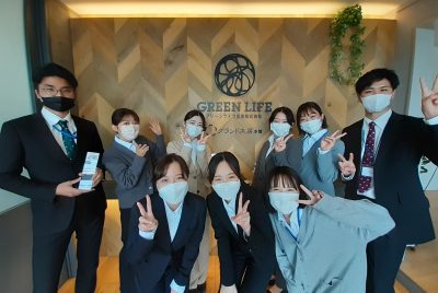 新人研修、本社で集合写真