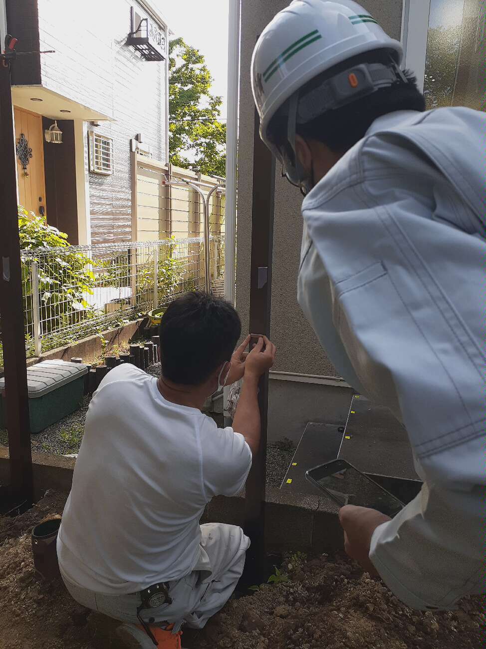 職人さんの作業を見て学ぶ新入社員