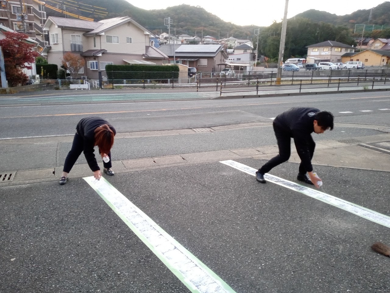 駐車場の線を塗る